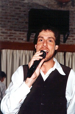 Luciano Dallavia en locución para eventos sociales