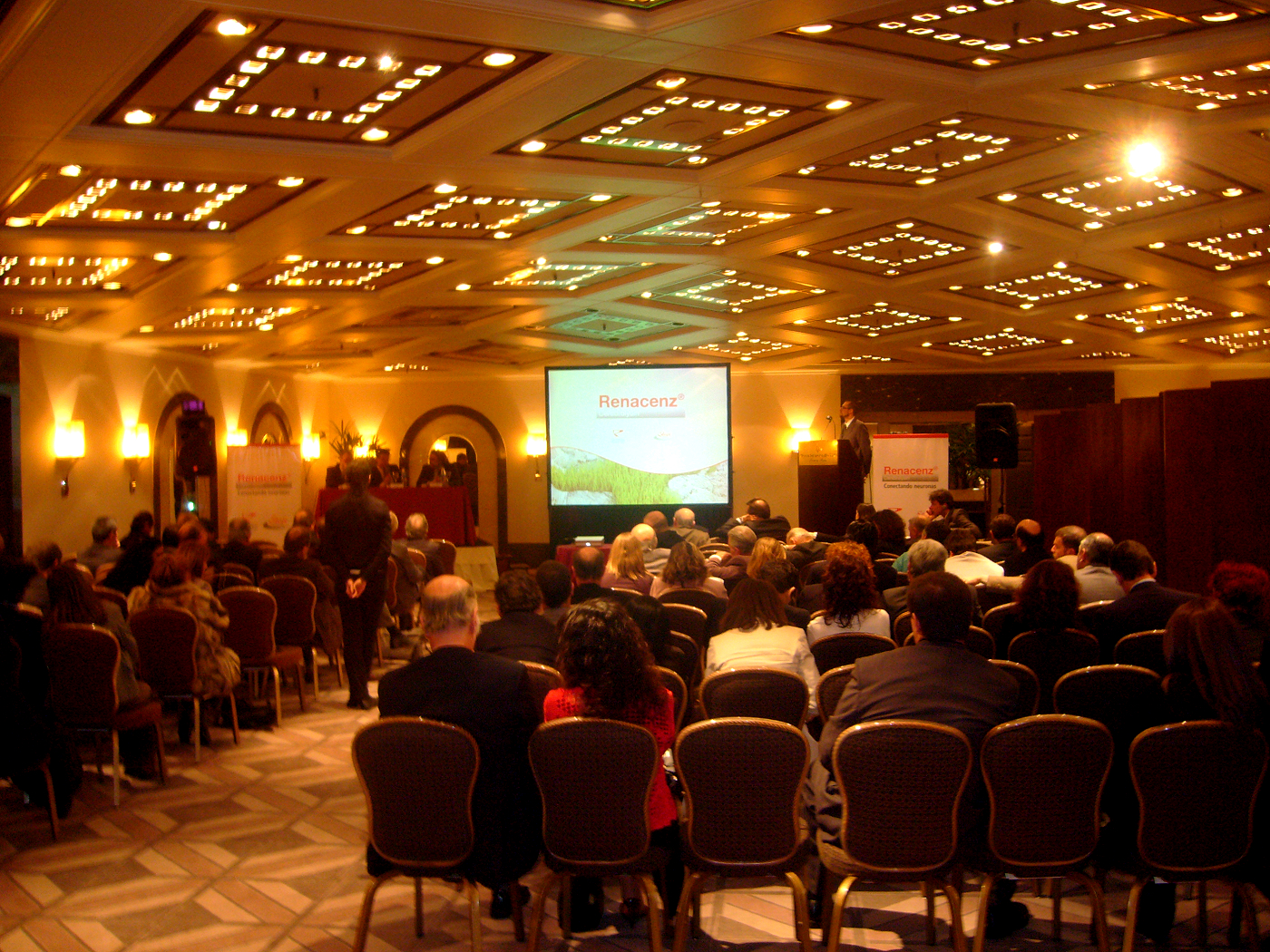 Locución empresarial en hotel internacional