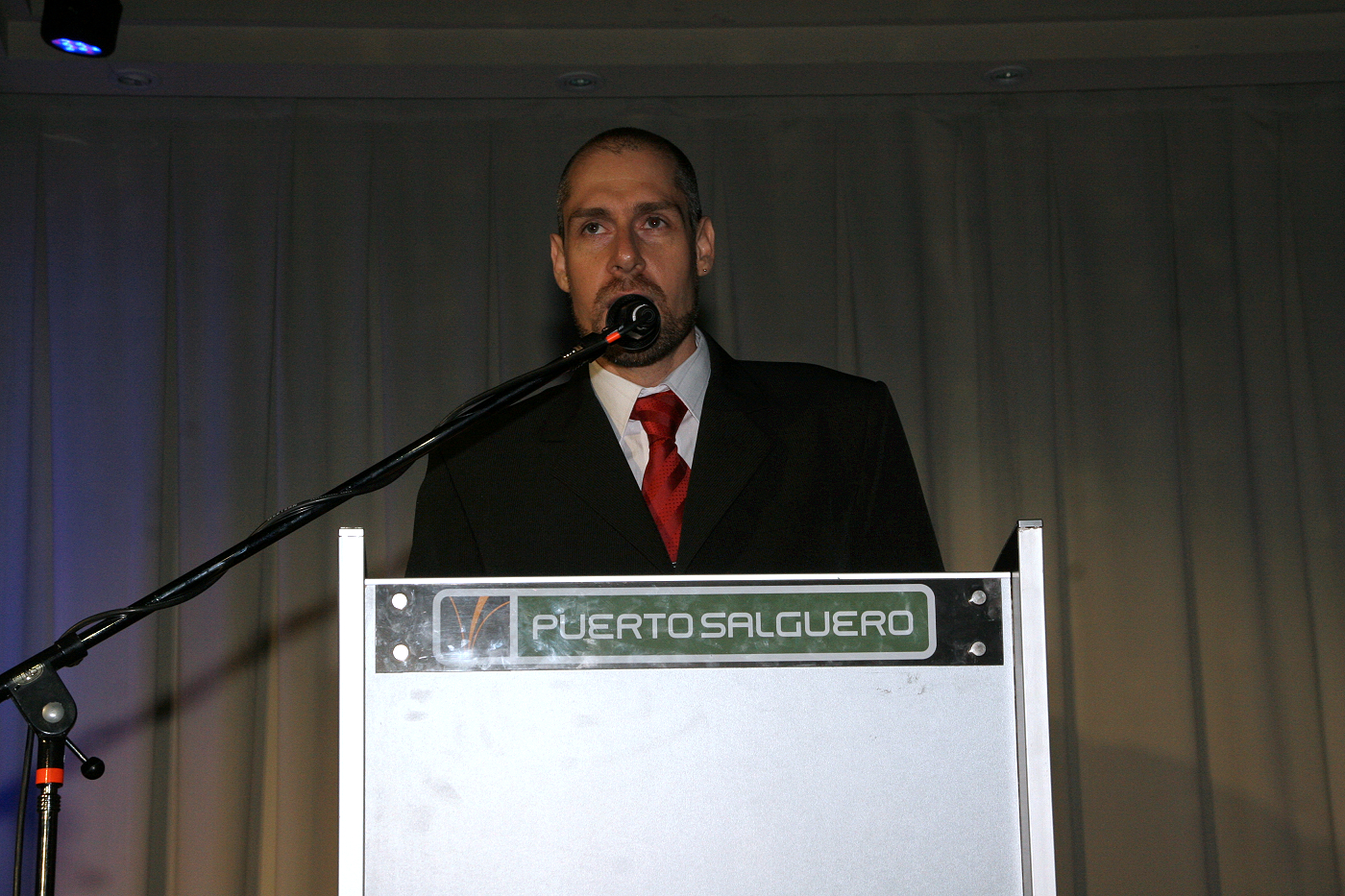Locución y conducción profesional en eventos